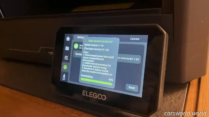 Ho appena acquistato questa stampante 3D da 300 dollari e sto già realizzando i pezzi per la mia auto.