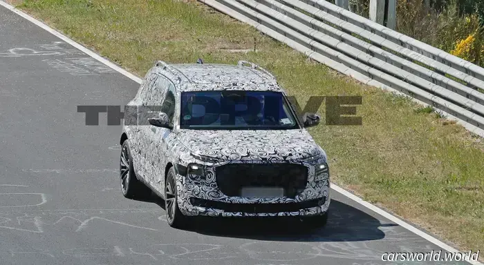 Давно ожидаемый Audi SQ9 2027 года засняли с комбинированным дизайном.