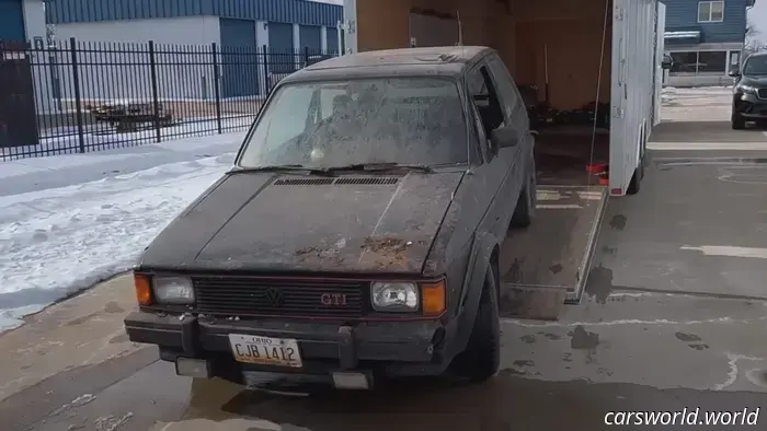 Mira cómo lavan por primera vez este VW GTI Mk1 abandonado hace 25 años