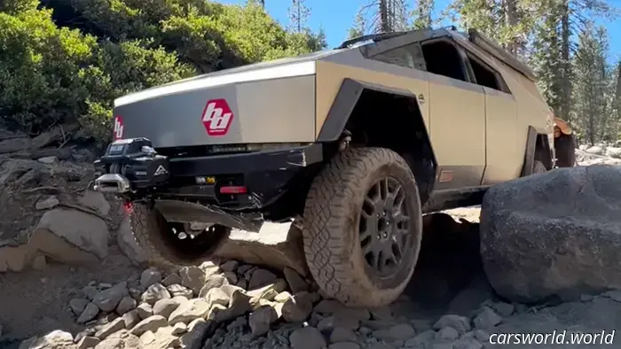 Un Tesla Cybertruck guasto è bloccato sulla Rubicon Trail in questo momento.