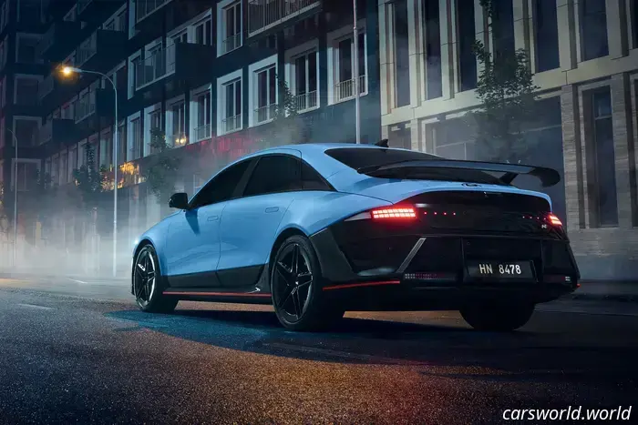 Boy-Racer Hyundai Ioniq 6 N è una berline EV con cambio a frizione e 641 CV
