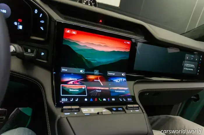 Come l'abitacolo della Porsche Cayenne Electric del 2026 fonde il passato analogico con il futuro dei touchscreen curvi
