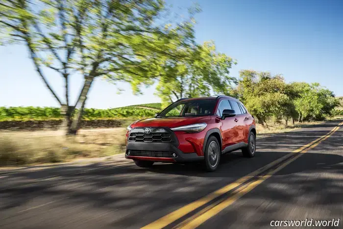2026 Toyota Corolla Cross — Prima prova su strada: scegli l'ibrido