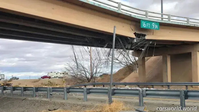 Escavatore su rimorchio decima cavalcavia autostrada a velocità interstatali