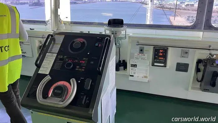 Dentro del Buque de Carga de 650 Pies de Hyundai Atracado en la Fábrica de Automóviles Más Grande del Mundo
