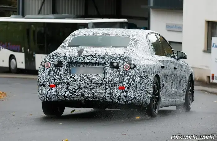 El 'blob' ha muerto: el Mercedes‑Benz Clase E eléctrico en realidad parece un sedán en nuevas fotos espía