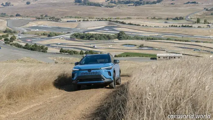 2026 Toyota Corolla Cross — Prima prova su strada: scegli l'ibrido