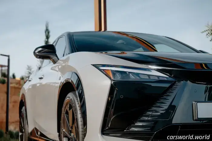 2026 Lexus RZ 550e Prima prova su strada: un veicolo elettrico elegante e sportivo che non può percorrere lunghe distanze