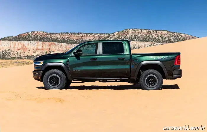 Ram TRX 2027 года — 777‑сильный пикап Hellcat с эмблемой SRT.