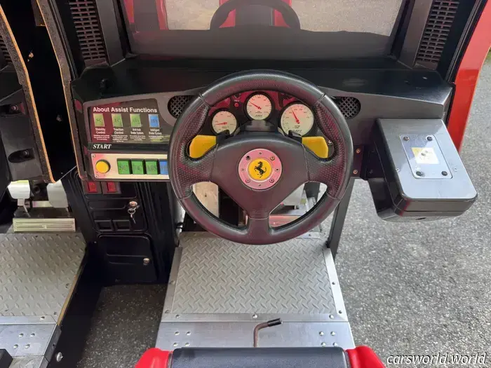 Este simulador Ferrari F355 en venta representa la cima de las carreras retro en simulación.