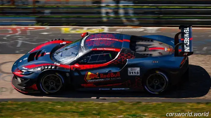 Max Verstappen avvistato al Nurburgring testando una Ferrari GT3 sotto falso nome