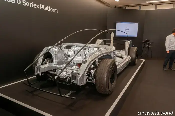 La rigidez es una mentira: la nueva plataforma de Honda se doblará a propósito para mejorar el comportamiento en curvas.