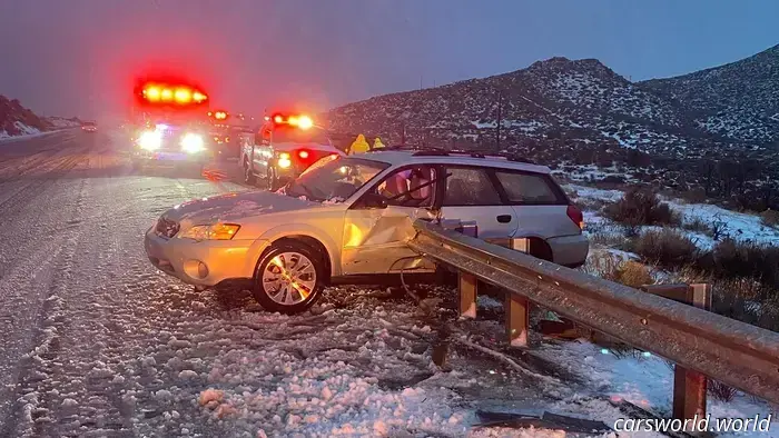 Водитель Subaru выжил после того, как его автомобиль перевернулся на бок и врезался в ограждение