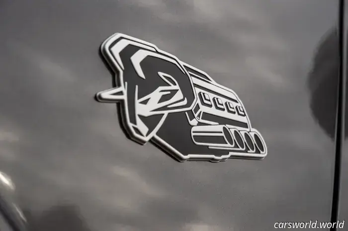 Значок V8 Ram «Symbol of Protest» действительно указан отдельной строкой в оконной наклейке Hemi 1500.