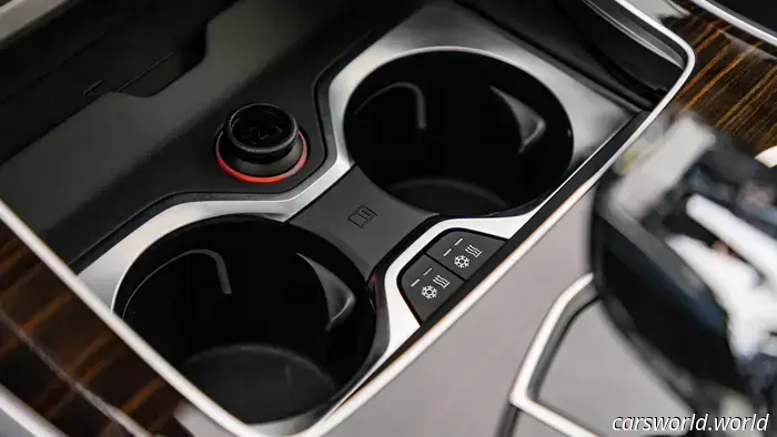 Una sorprendente cantidad de personas dice que los portavasos de los autos son "difíciles de usar".