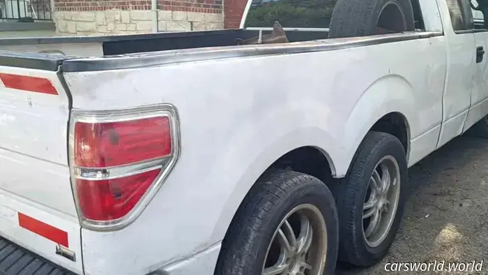 Этот базовый рабочий грузовик Ford F-150 с шестью колесами воплощает в себе Чьи-то Надежды и мечты
