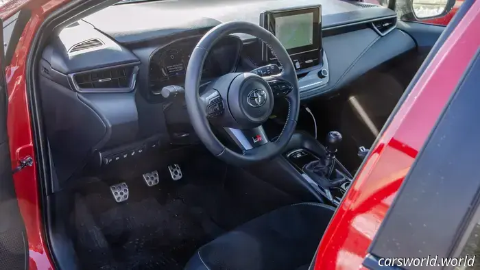 Prueba automática vs. manual del Toyota GR Corolla 2025: ¿Sigue siendo bueno Sin un palo?