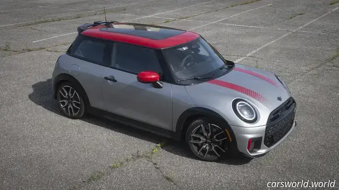 Обзор Mini Cooper JCW 2025: плюсы и минусы — приятно водить, раздражает жить с этим