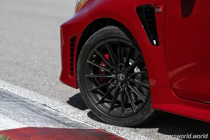 La Toyota GR Corolla 2026 non è più la hot hatch conveniente