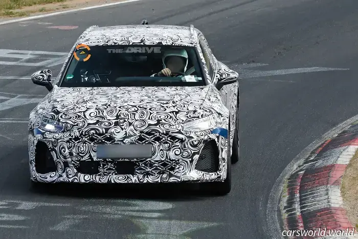 La prossima generazione dell'Audi RS6 Avant è stata avvistata in prova al Nürburgring e sembra un ibrido plug-in (PHEV).