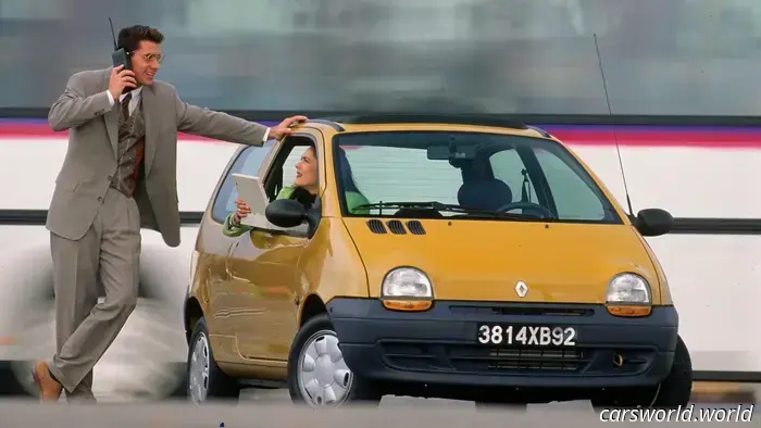 Questa felice Renault Twingo corre la famosa tortuosa 24 ore del Nurburgring