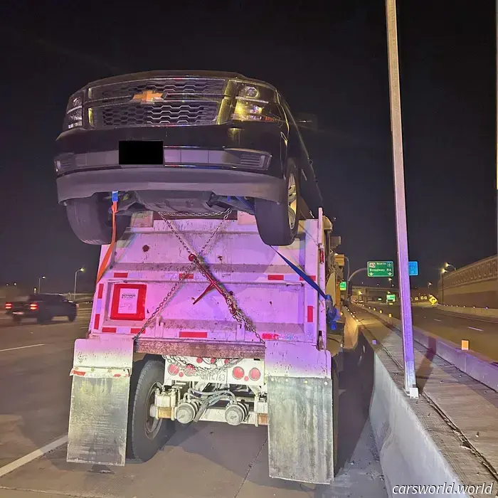 Trooper si ferma Semi con le auto legate in cima al rimorchio discarica, dice che va bene