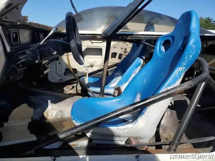 Este Loco Oldsmobile Con Techo de Burbuja Era una Leyenda Local. Ahora está en Copart