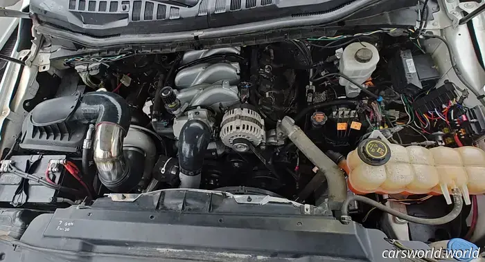 Questo pickup Ford Super Duty ha un segreto: un grande blocco 8.1 L Chevy V8