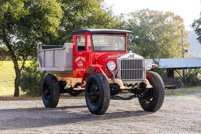 Questa incredibile collezione di rari autocarri da lavoro antichi andrà all'asta