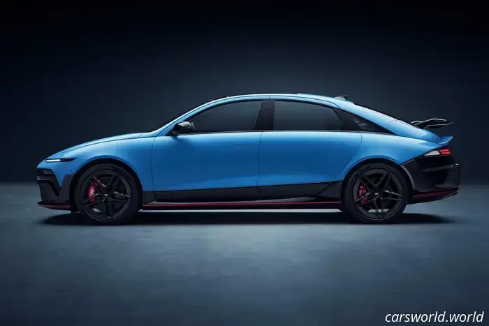Boy-Racer Hyundai Ioniq 6 N è una berline EV con cambio a frizione e 641 CV