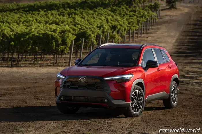 2026 Toyota Corolla Cross — Prima prova su strada: scegli l'ibrido