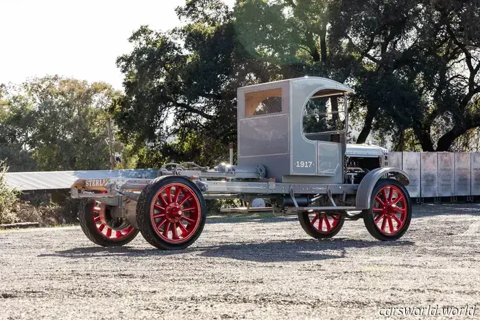 Questa incredibile collezione di rari autocarri da lavoro antichi andrà all'asta