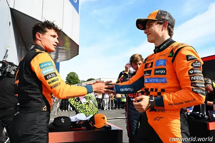 Стремление McLaren добиться справедливости между своими голодными до побед пилотами Формулы-1 в лучшем случае выглядит неуклюже.