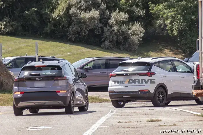 La Chevy Bolt 2027 avvistata: sembra più un restyling che un completo ridisegno.