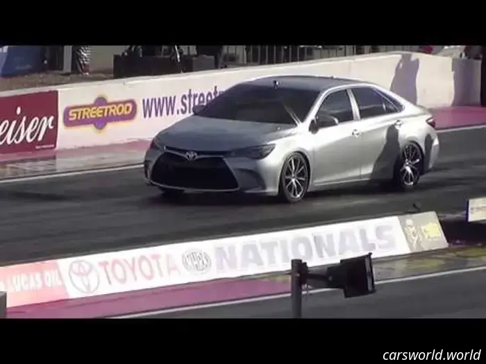 El último Toyota Camry Sleeper V8 de Toyota sigue siendo una de las Mejores Construcciones de fábrica