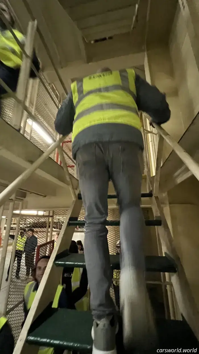 Dentro del Buque de Carga de 650 Pies de Hyundai Atracado en la Fábrica de Automóviles Más Grande del Mundo