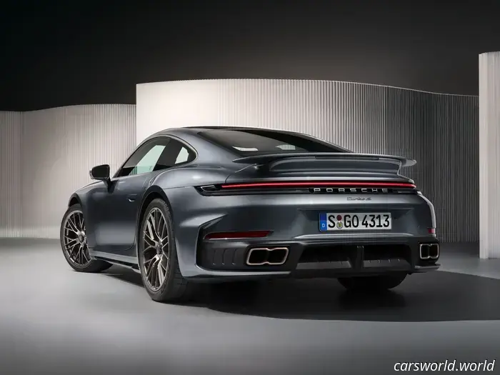 La Porsche 911 Turbo S del 2026 diventa ibrida con 701 CV e raggiunge i 60 mph in 2,4 secondi.