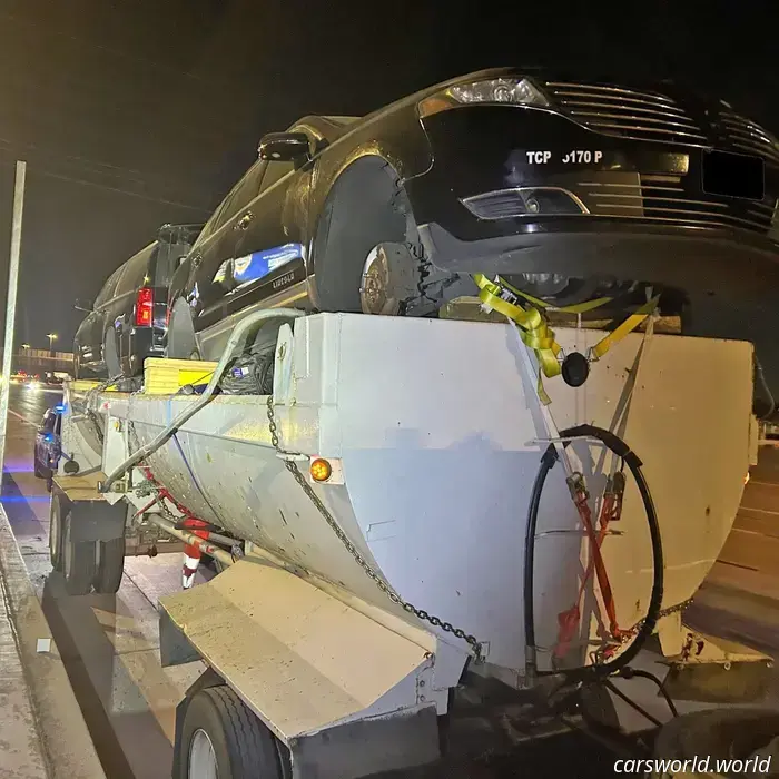 Trooper si ferma Semi con le auto legate in cima al rimorchio discarica, dice che va bene