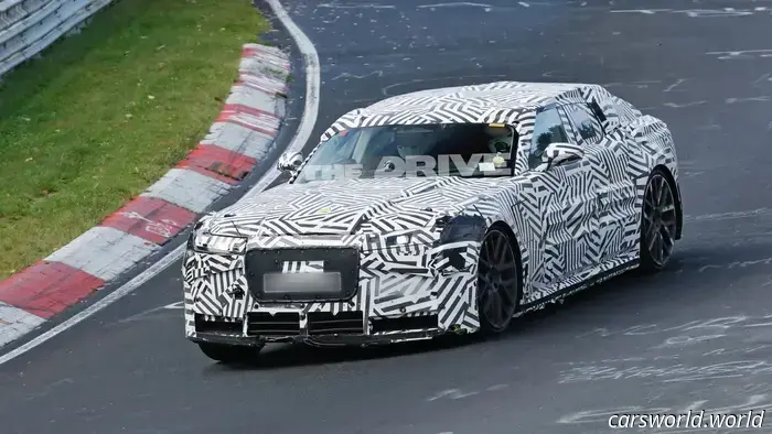 Il piccolo portellone della massiccia Jaguar elettrica Type 00 rivelato nelle foto spia