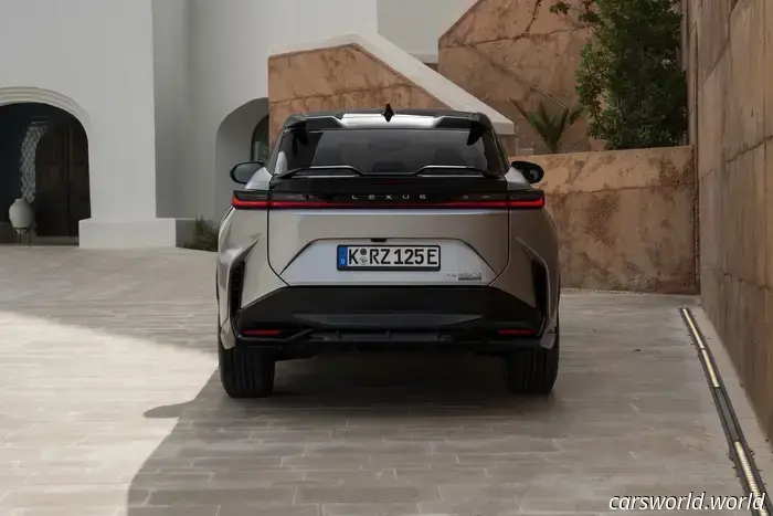 2026 Lexus RZ 550e Prima prova su strada: un veicolo elettrico elegante e sportivo che non può percorrere lunghe distanze