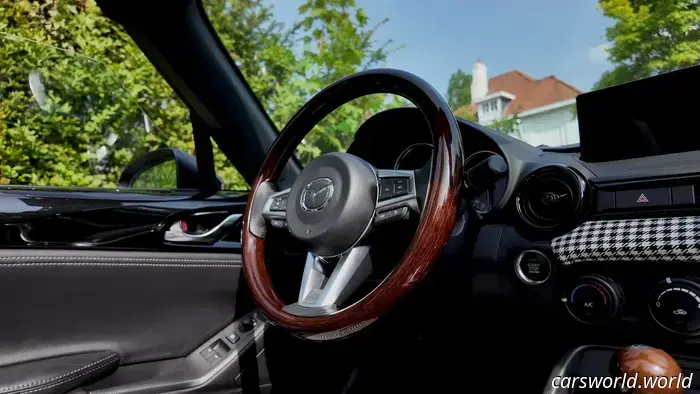 Limited-Run Mazda Miata 'Toji' ha un set di classe di Mods estetica sottile