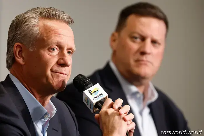 Откровенные сообщения руководителей NASCAR, Майкл Джордан показан на напряжённом судебном заседании