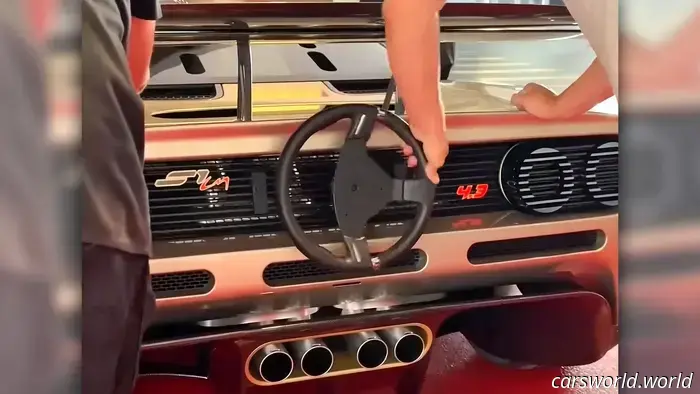 Il volante esterno di questa concept car di Gordon Murray è geniale.