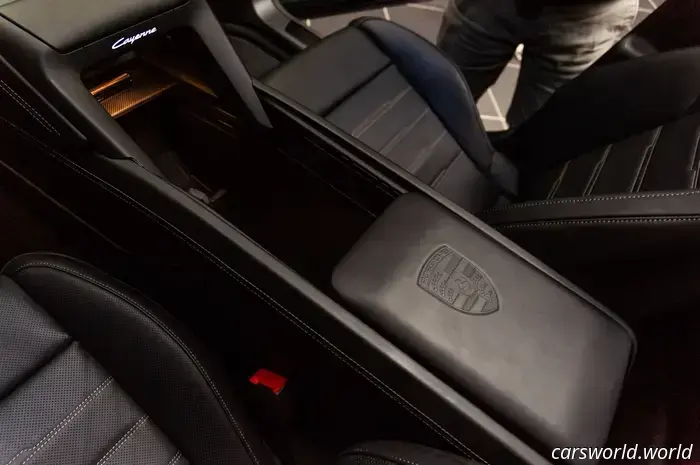 Come l'abitacolo della Porsche Cayenne Electric del 2026 fonde il passato analogico con il futuro dei touchscreen curvi