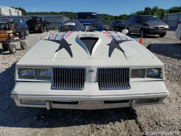 Este Loco Oldsmobile Con Techo de Burbuja Era una Leyenda Local. Ahora está en Copart