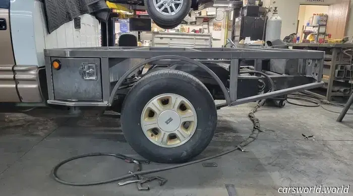 La costruzione di questo camion da lavoro Oldsmobile Bravada a pianale ha richiesto 500 ore. Mostra