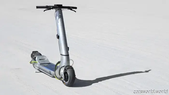 Questo scooter elettrico da 30.000 dollari mira a stabilire un record di velocità a Bonneville