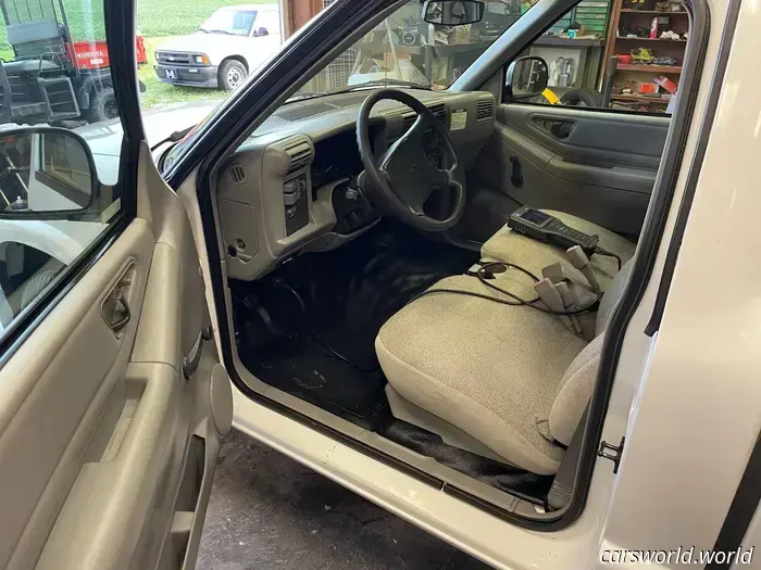 Se Suponía Que Estas Camionetas Eléctricas Chevy S-10 De 1998 Debían Ser Destruidas. Este Tipo Salvó Tres