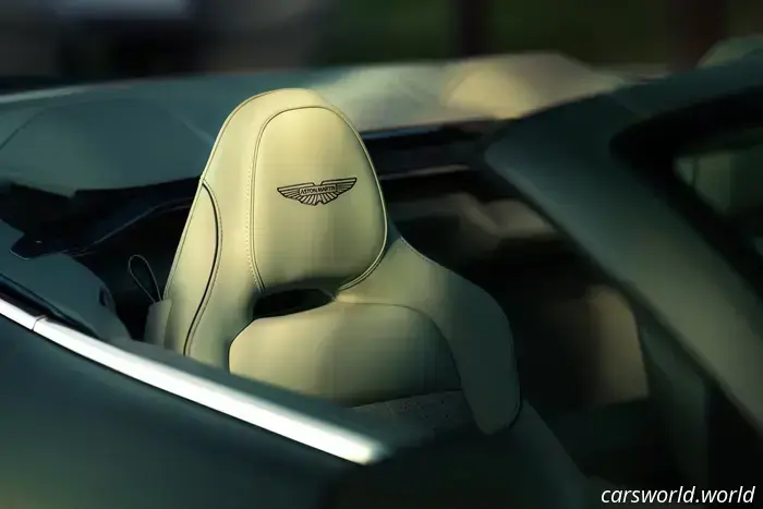 El Aston Martin Vanquish Volante 2026 es el Convertible con Motor Delantero Más Rápido del Mundo