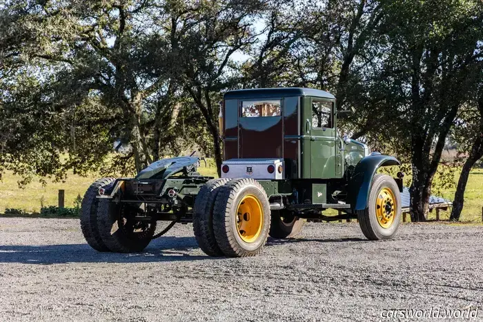 Questa incredibile collezione di rari autocarri da lavoro antichi andrà all'asta